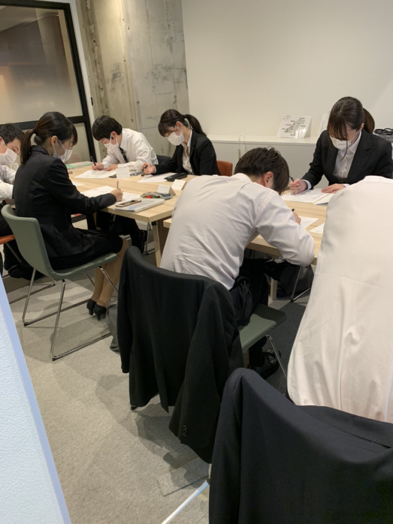 アルバムセラピーを受講するインターン生
